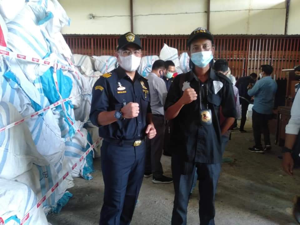 783 ball pakaian bekas tangkapan Satpolair dan Polsek Panai Tengah tidak bertuan