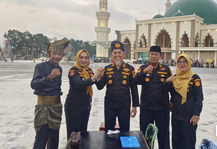 Walikota Dumai Jadi Penasehat DPD LLMB Kota Dumai Dengan Pemakaian Baju dan Pemasangan Tanjak