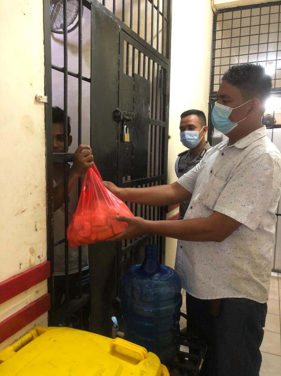 Eksistensi Petugas Polsek Medan Baru Beri Makanan Tambahan Ubi Rebus Kepada Tahanan