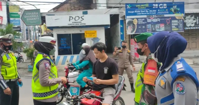 Personil Polresta Deli Serdang Memberikan Edukasi Dan Vaksinasi Massal Kepada Masyarakat
