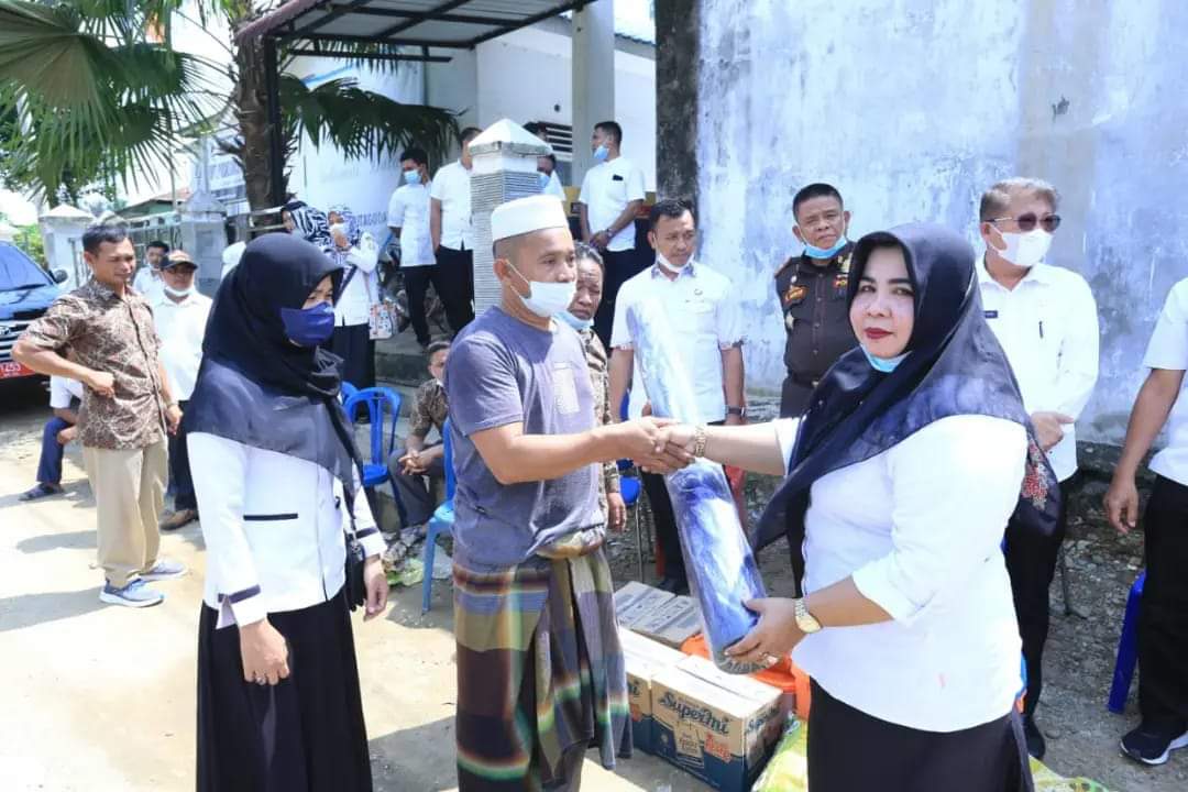 Bupati Labusel melalui Sekda menyerahkan bantuan kebakaran