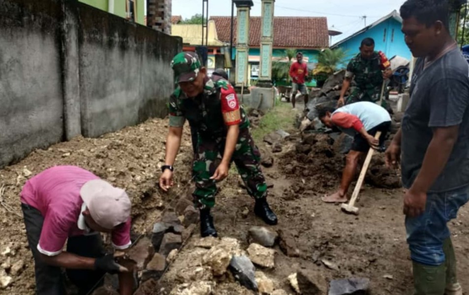 Puluhan Pasang Tangan Bahu-Membahu, Koramil Tangen dan Warga Galeh Bangun Jalan Desa