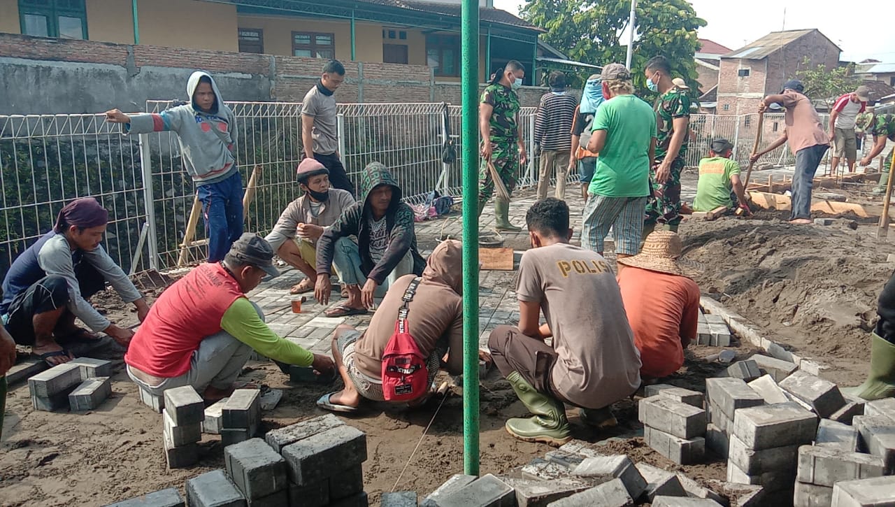 Panas Terik Bukan Penghalang Semangat Kemanunggalan Satgas TMMD Dan Masyarakat