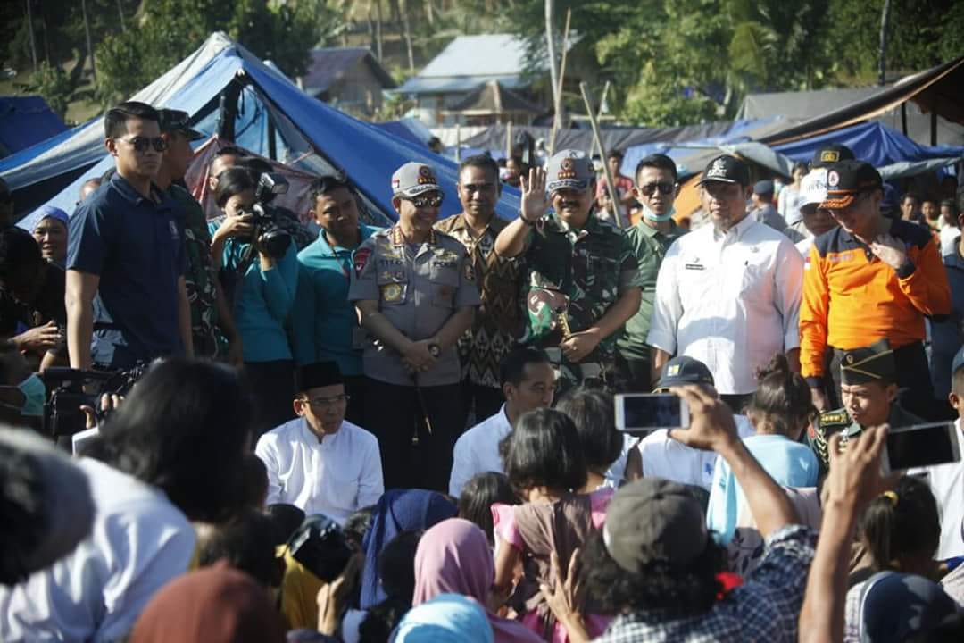 Panglima TNI Dampingi Presiden RI Kunjungi Pengungsi di Lombok