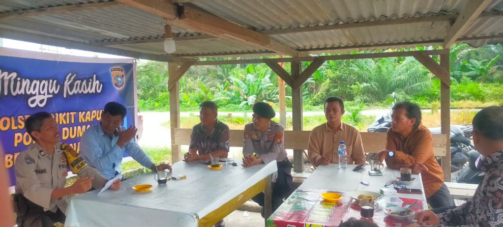 Bhabinkamtibmas Bukit  Kapur Giat Minggu Kasih Warung R Manurung RT 12 Kelurahan Bukit Nenas Dumai