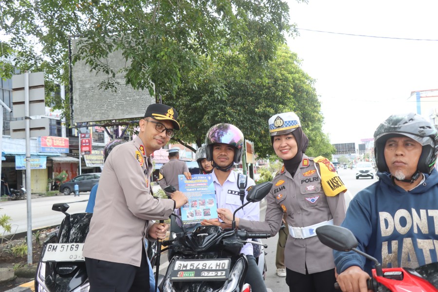 Bagi- bagi Helm Gratis, Polres Dumai Tingkatkan Kesadaran Keselamatan Berkendara Operasi Zebra Lancang Kuning 2025