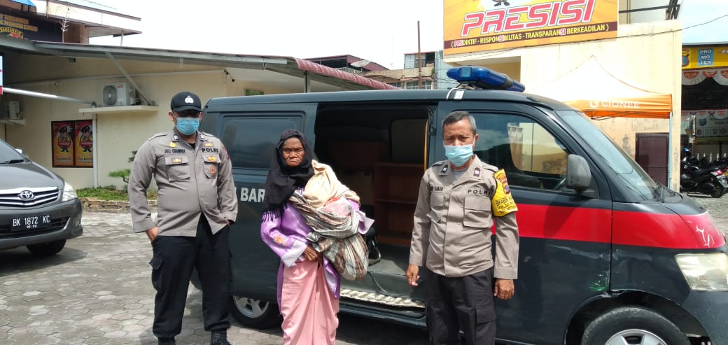 Petugas Polsek Medan Baru Antarkan Seorang Wanita Tua yang Tidak Tau Arah Jalan Pulang