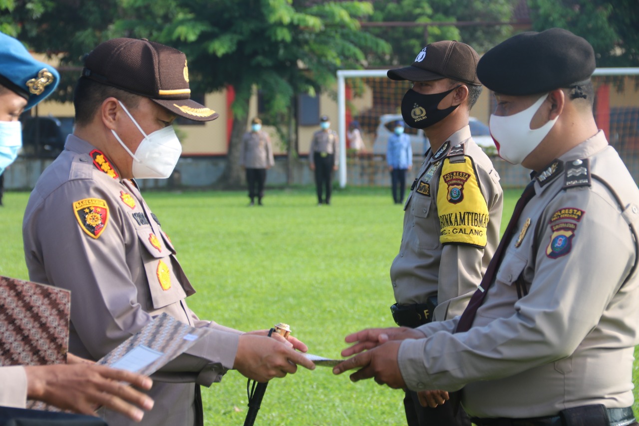 Kapolresta Deli Serdang Berikan Reward Kepada 8 Orang Personilnya Yang Berprestasi