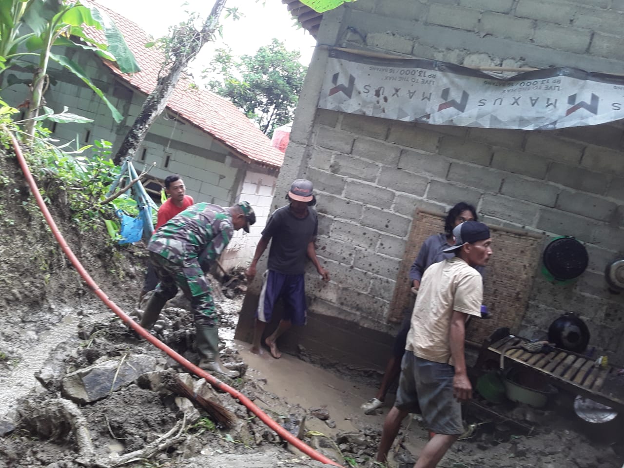 Babinsa Karanggayam Bersihkan Rumah Warga Dari Terjangan Lumpur 
