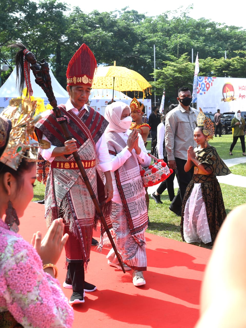 Tiba di Lapangan Merdeka Medan, Presiden dan Ibu Iriana Disambut Tradisi Adat Batak Toba