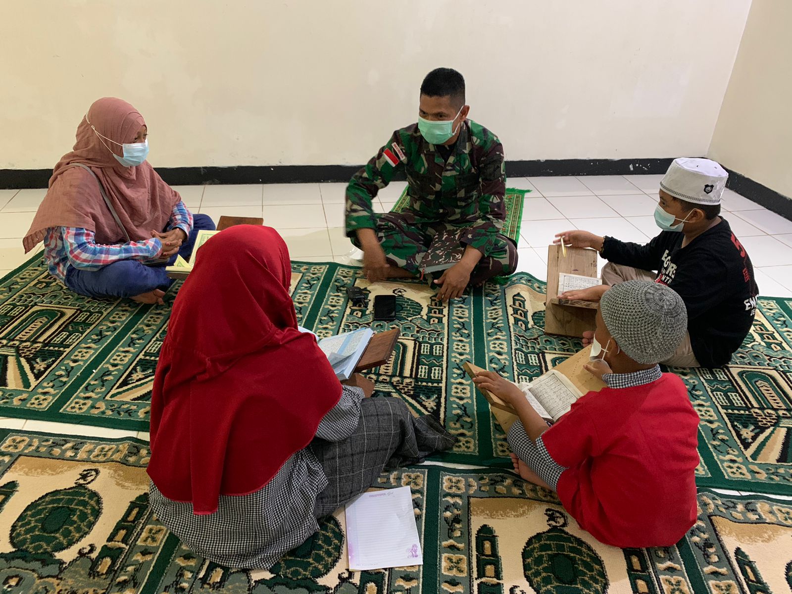 Satgas Pamtas RI-PNG Yonif 711/Raksatama Ajarkan Mengaji Kepada Anak-anak di Perbatasan