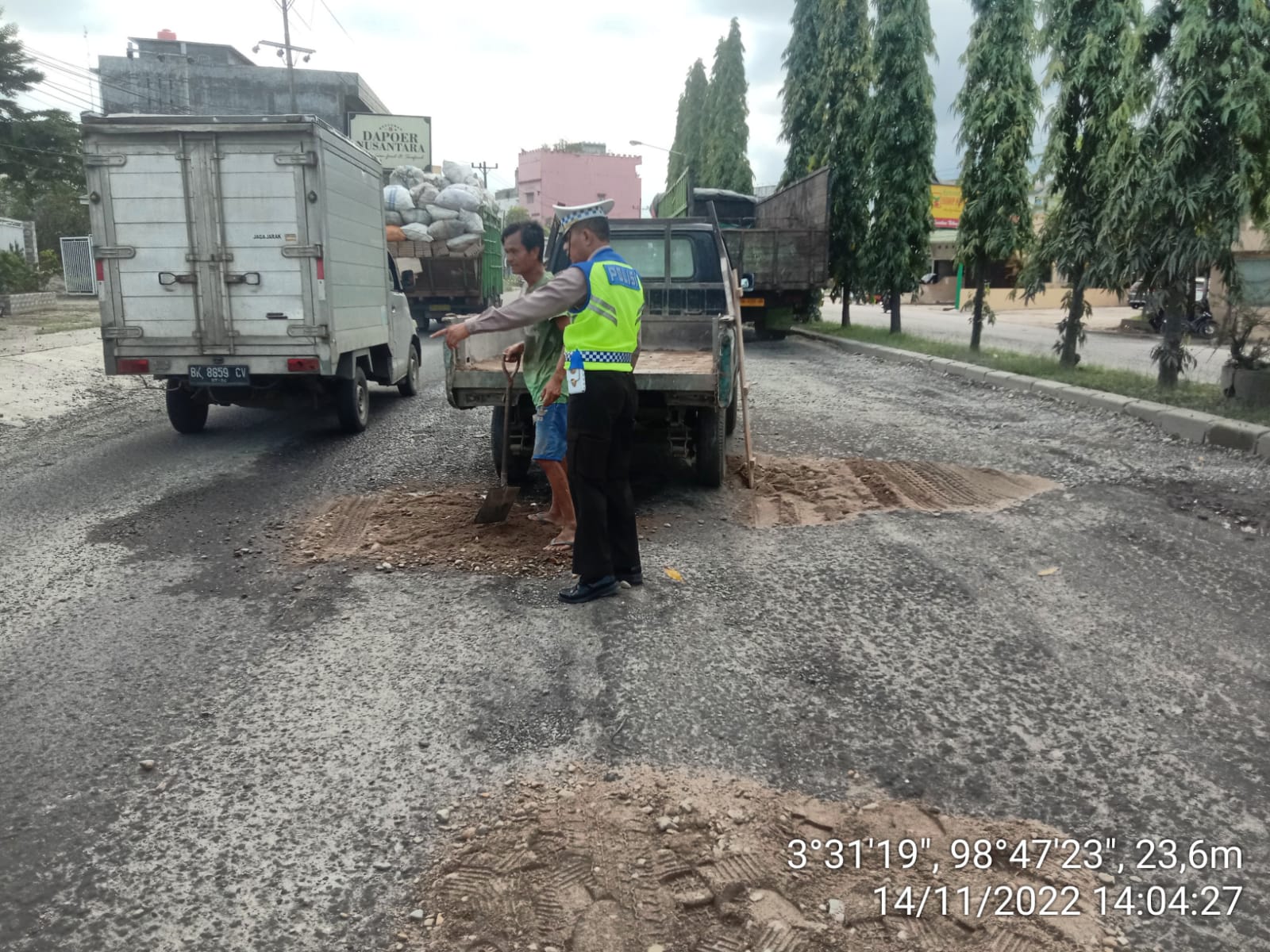 Sat Lantas Polresta Deli Serdang Lakukan Penimbunan dan Himbau Masyarakat Berhati - Hati