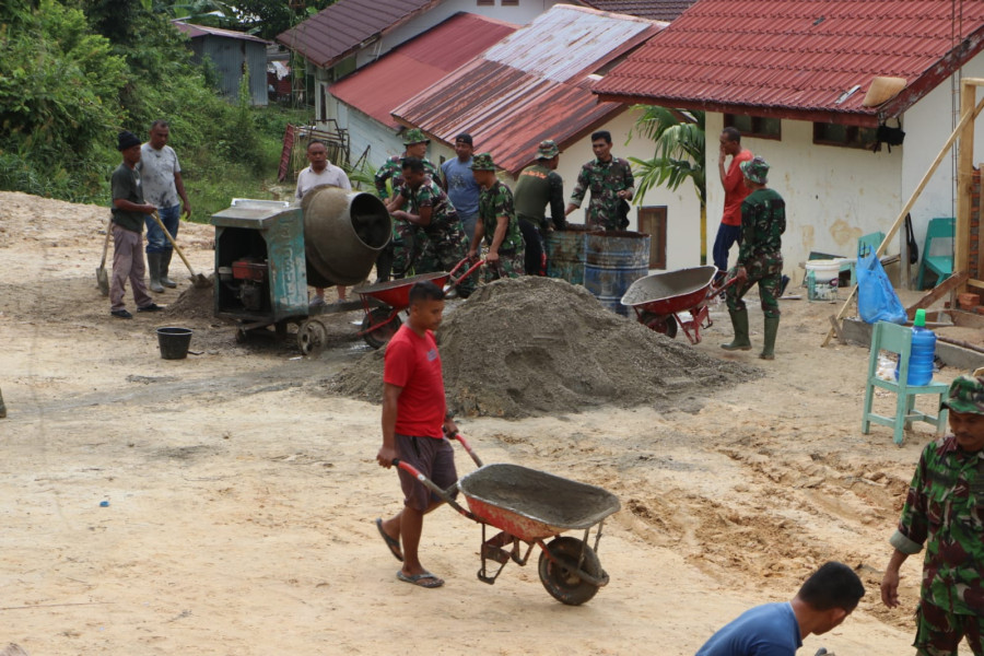 Satgas TMMD bersama Warga Cor Lapangan Voli