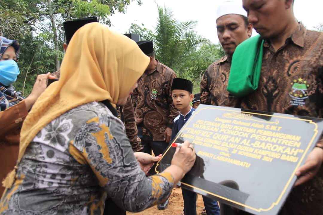 WAKIL BUPATI LABUHANBATU MENGHADIRI PELETAKAN BATU PERTAMA PEMBANGUNAN PESANTREN AL BAROKAH.
