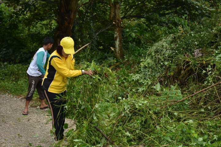 Peduli Lingkungan Bersih, Ketua PKK Dairi Gotong Royong Bersama Masyarakat Desa Lumban Toruan