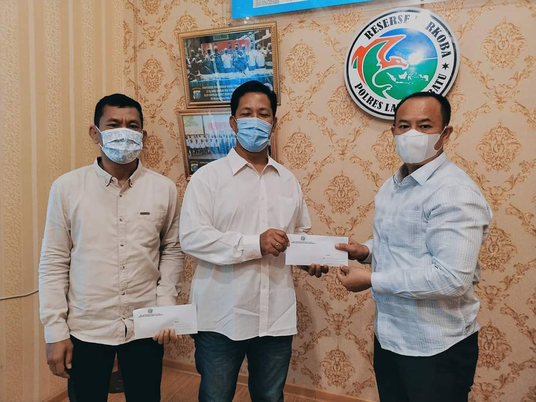 Kasat Narkoba Polres Labuhanbatu berikan Reward kepada Kateam Sidik terbaik.