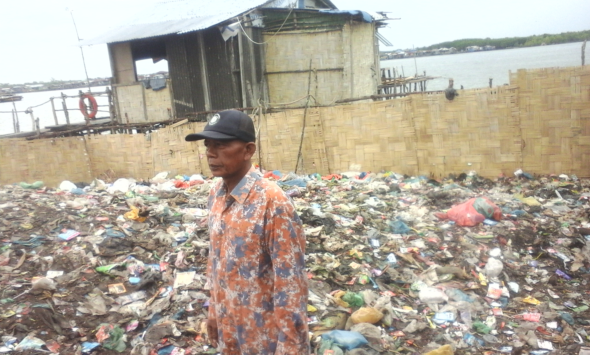 Mengkwatirkan, Tumpukan Ribuan Sampah di Bibir Pantai Belawan