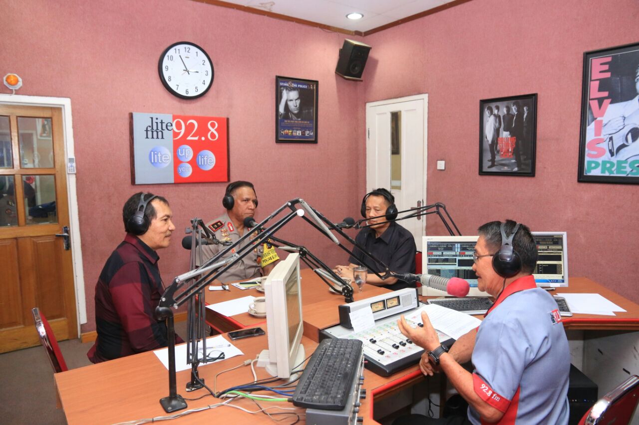 Kapolda Sumut bersama KPK Penyiar live di Radio Lite Medan