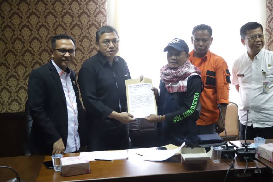 Wakil Ketua II DPRD Kepri Fasilitasi Tuntutan Buruh yang Berdemo di Graha Kepri