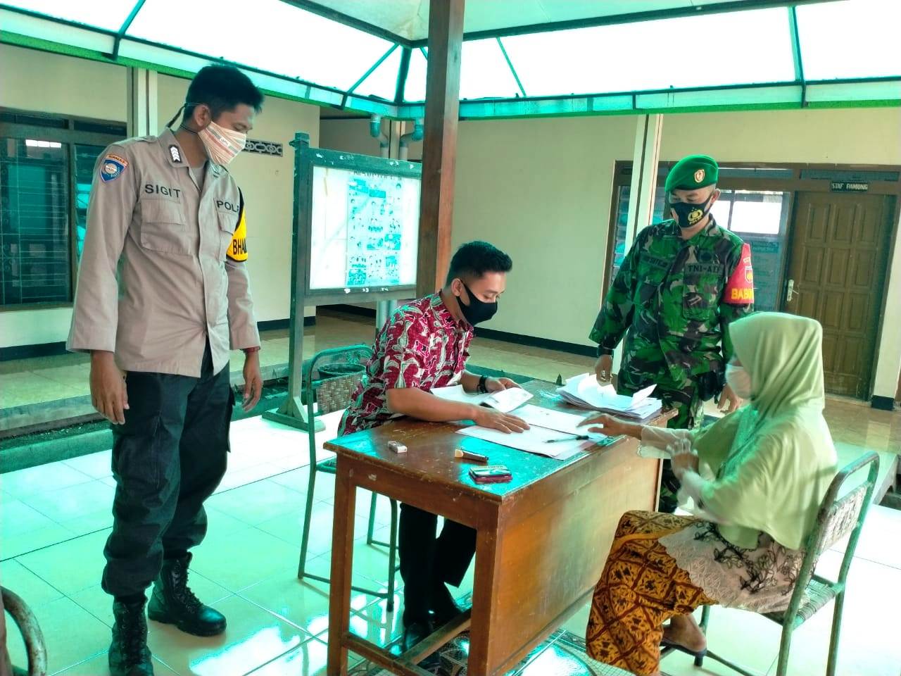 Kepedulian TNI Polri Awasi dan Dampingi Pembagian BLT