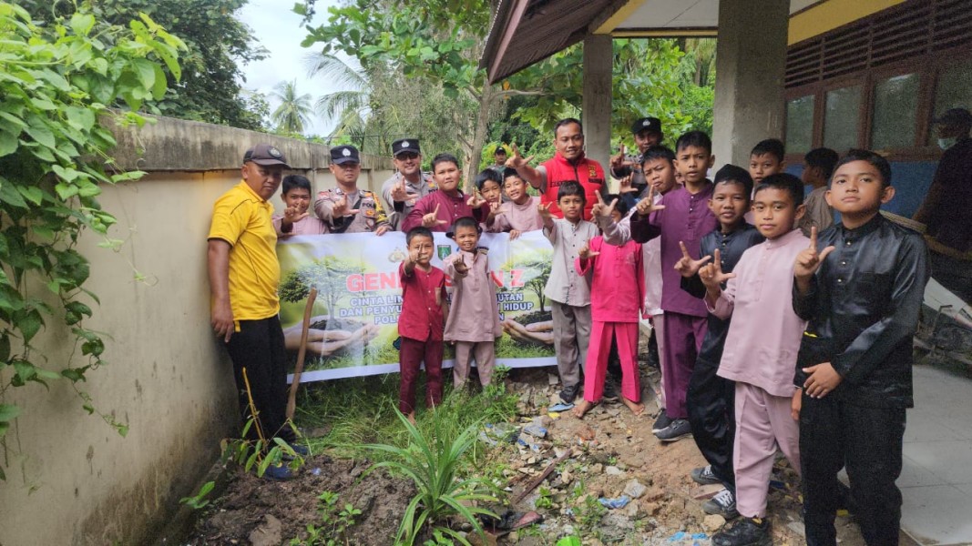 Polres Dumai Menggalakkan Program Green Policing Di Sekolah Dasar