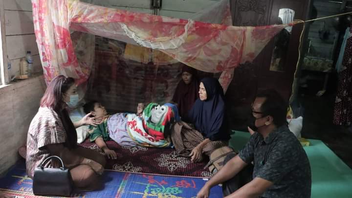 Ketua YKI Romy Mariani Kunjungi Rosi Banurea, Penderita Tumor Phyllodes di Desa Pasi