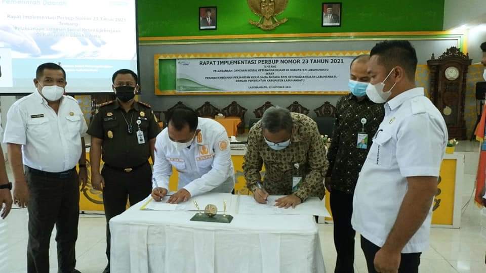 Bupati Labuhanbatu melakukan penandatanganan MoU dengan Kepala kantor BPJS Ketenagakerjaan Kisaran