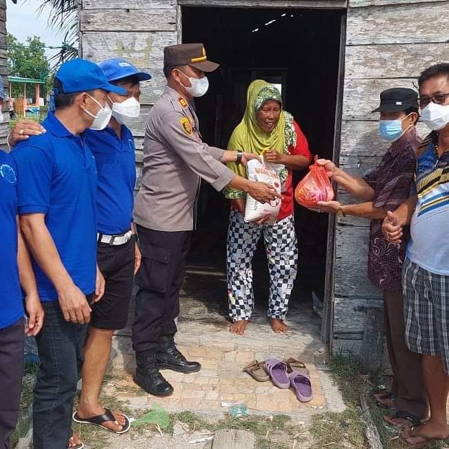 Polsek Kualuh Hilir bersama Pokmas Bagikan Paket Sembako untuk Keluarga Tidak Mampu dalam Hari Imlek