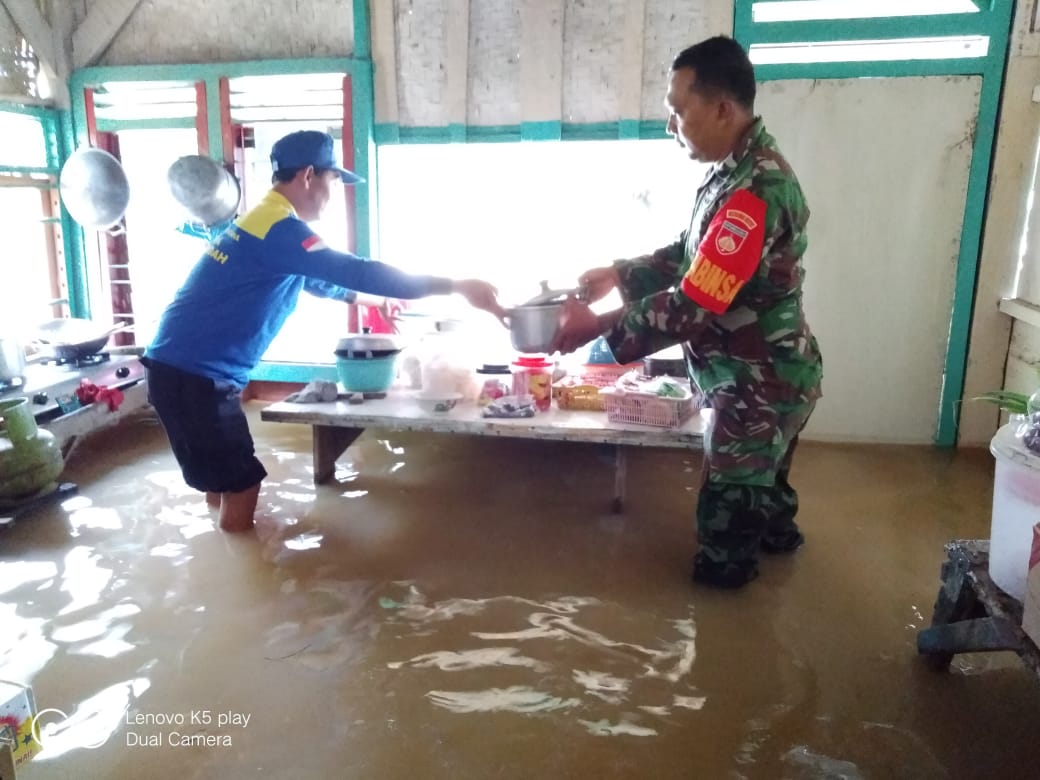 Sigapnya Prajurit TNI Selamatkan Warga Kebanjiran