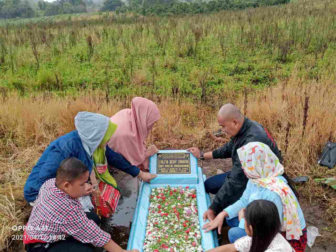 Ketum MPSU Teteskan Air Mata Saat Ziarah Ke Makam Almarhumah Anak Tercinta Shilfia Beby Shagita