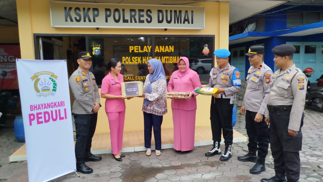 KSKP Dumai Melaksanakan Kegiatan Pemberian Bantuan Sosial Kepada Warga dan Tenaga Honorer