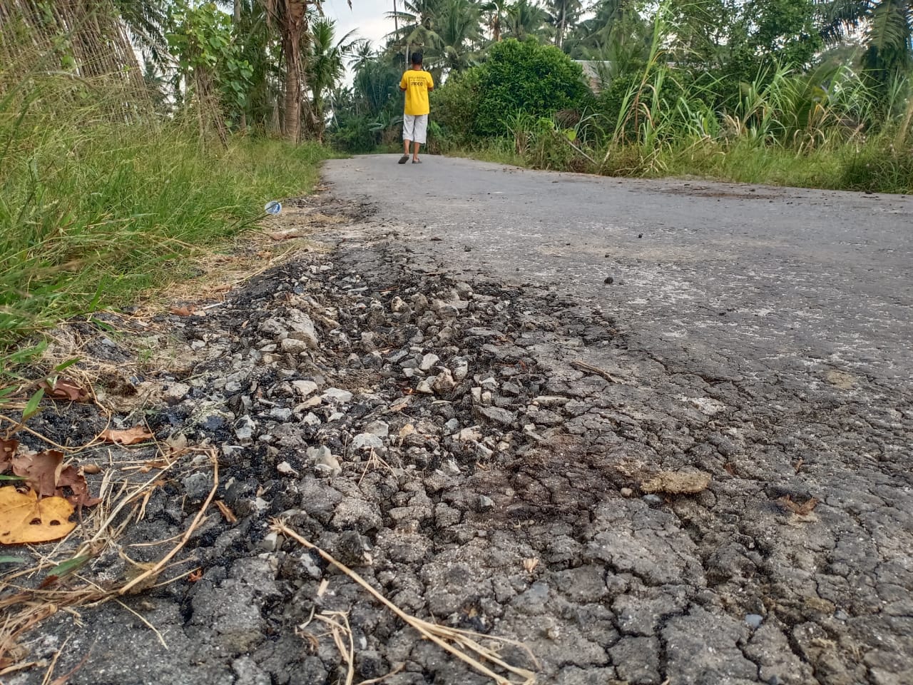 Baru di Kerjakan Proyek Lapen Sudah Rusak