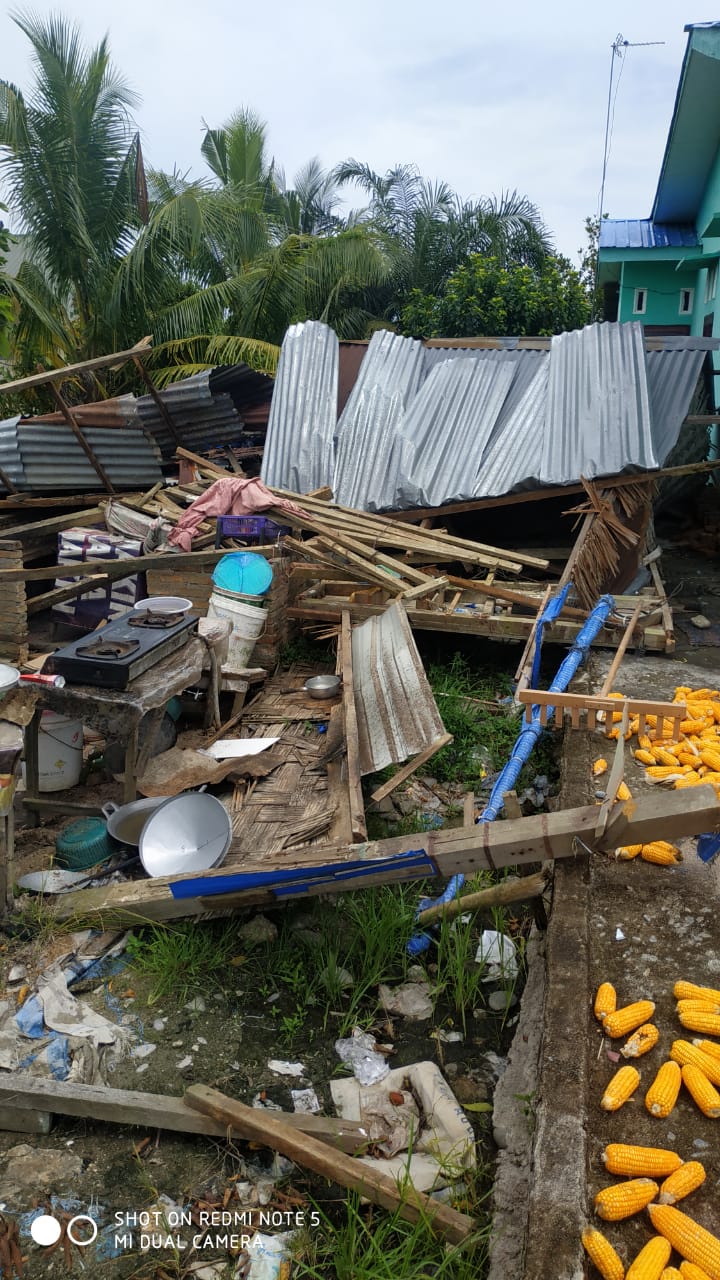 Angin Puting Beliung Terbangkan Seng Rumah Warga di Desa Batu 13 Serdang Badagai