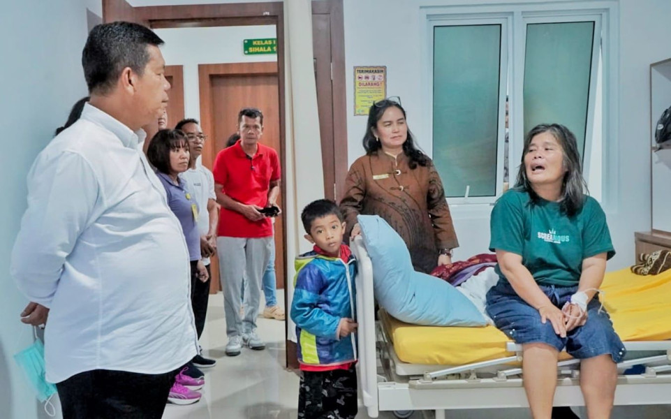 Sambangi RSUD Tuan Rondahaim, Bupati Simalungun Jenguk Pasien