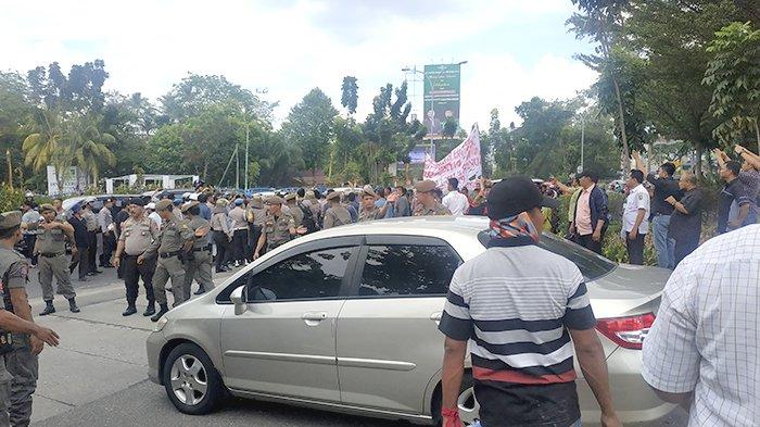 Hadang Mobil Gubenur Riau, Aparat Kepolisian dan Pendemo di Depan DPRD Riau Ricuh