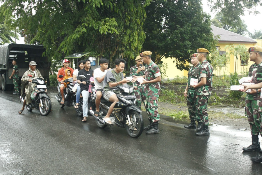 Kepedulian Batalyon Arhanud 11/WBY Bagikan Taqjil Gratis Kepada Masyarakat