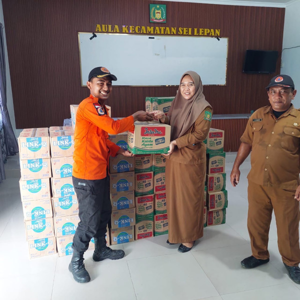 Pj Bupati Langkat Salurkan Bantuan untuk Warga Terdampak Banjir di Kecamatan Babalan dan Sei Lepan