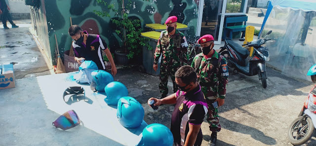 Dalam Rangka Meningkatkan Disiplin Berlalu lintas Prajurit Yonmarhanlan I Laksanakan Pengecetan Helm