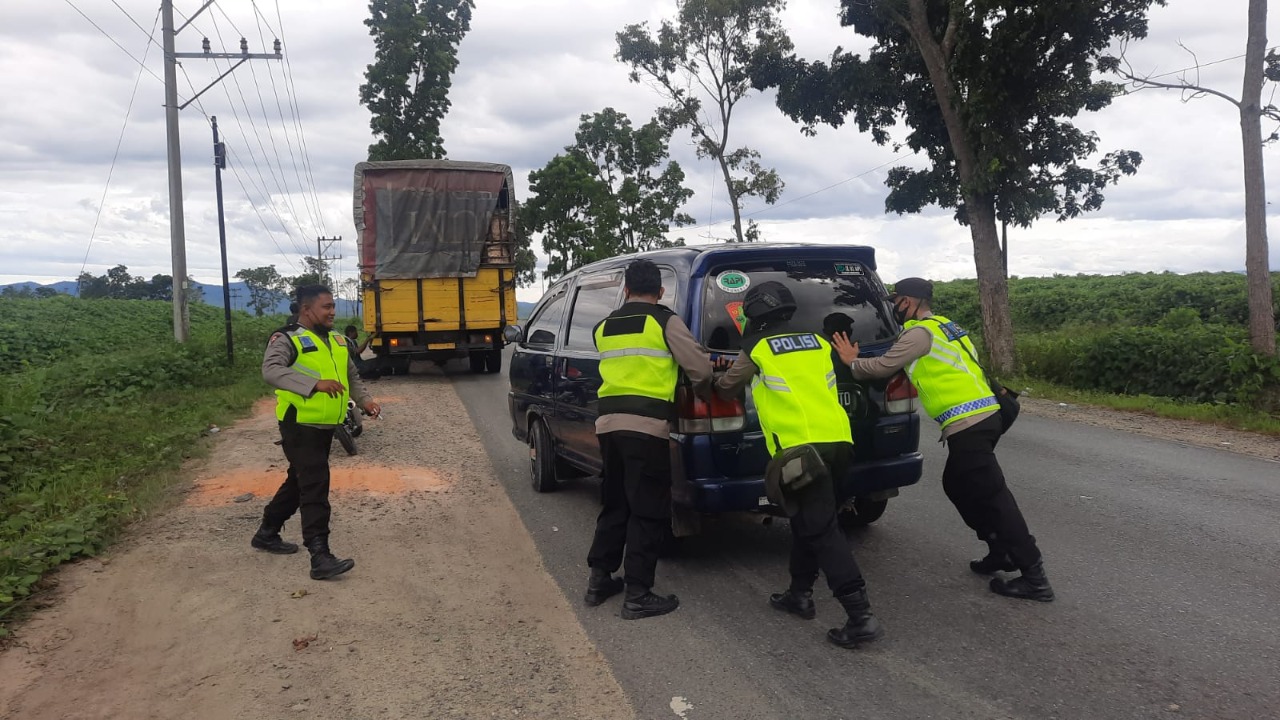 Team Patroli Gabungan Polres Labuhanbatu melakukan pengaturan arus mudik di Pos PAM Berangir