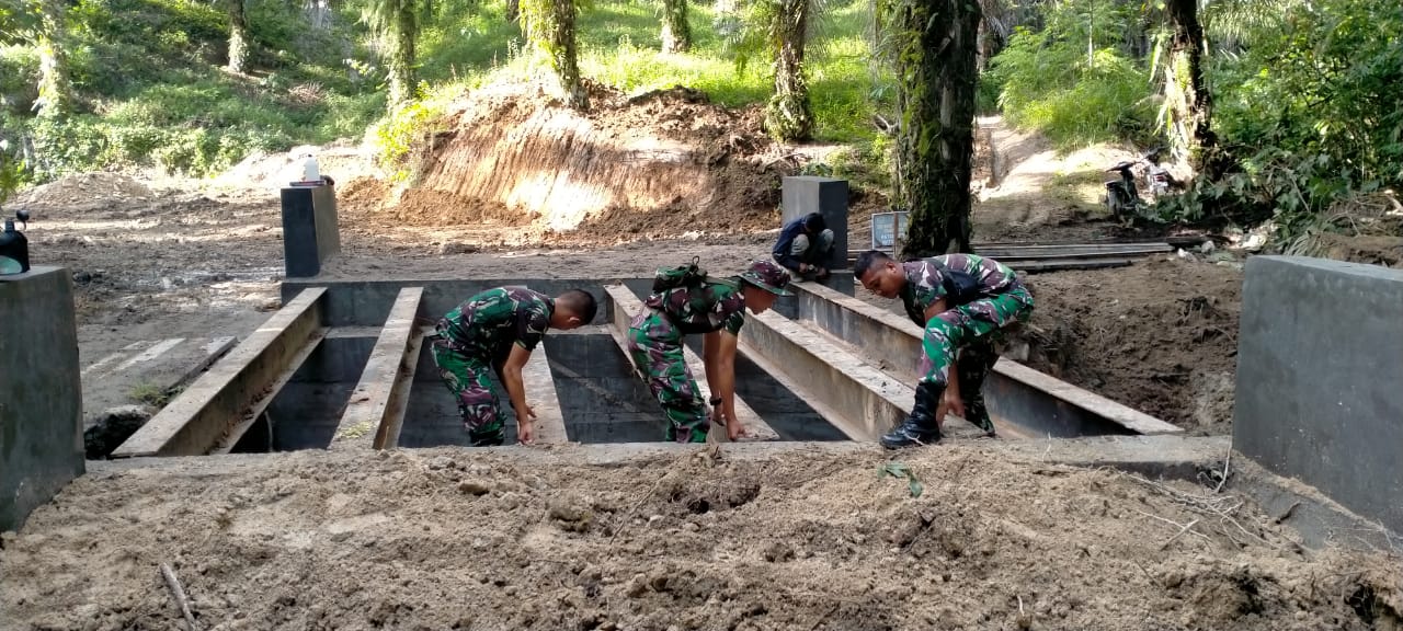 Gelagar Sudah Terpasang, Kini Satgas Merangkai Besi Lantai Jembatan TMMD