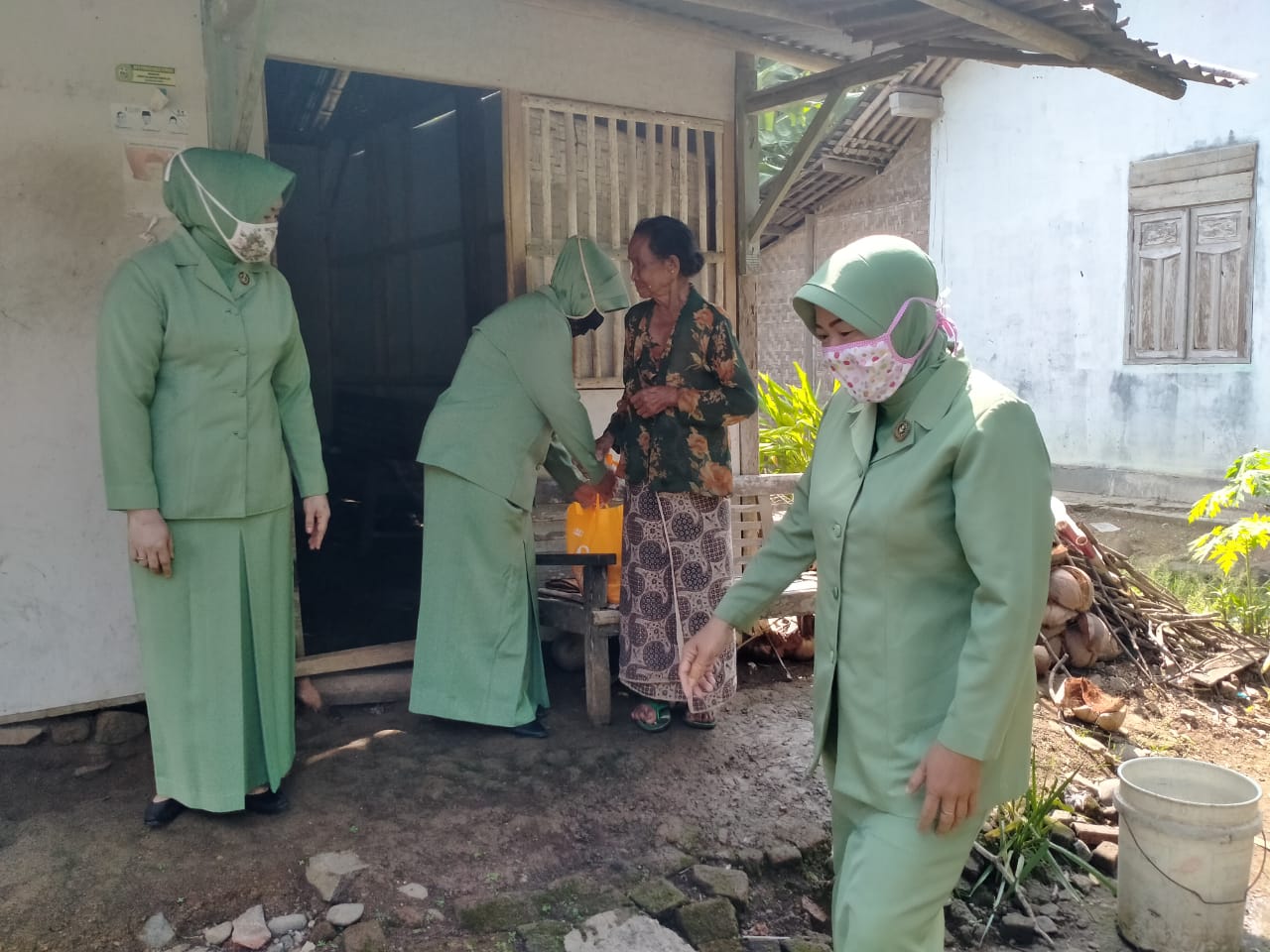 Persit KCK Ranting 12 Koramil 11 Sidareja Bagikan Paket Sembako Kepada Warga Desa Mulyadadi