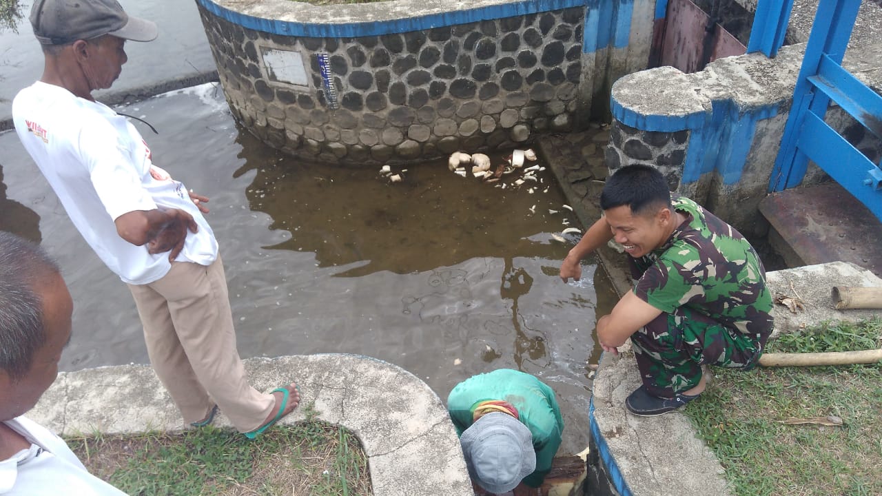 Babinsa Plarangan Bantu Petugas P3A Bersihkan Saluran Irigasi