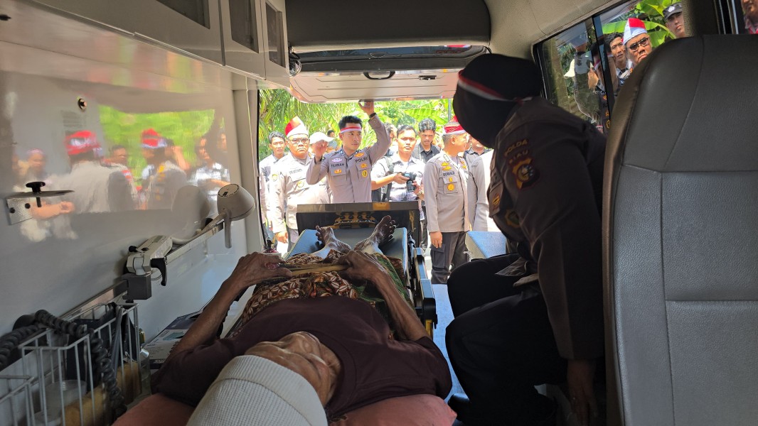 Polri Evakuasi Lansia Sakit Menahun di Dumai, Salbiah (82) Dilarikan ke Rumah Sakit