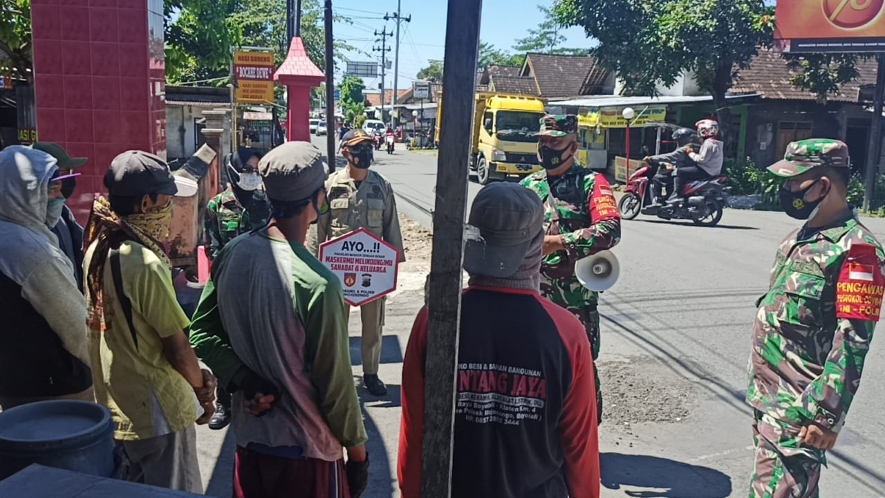 Babinsa Ingatkan Warga Terapkan Prokes Dimana Saja