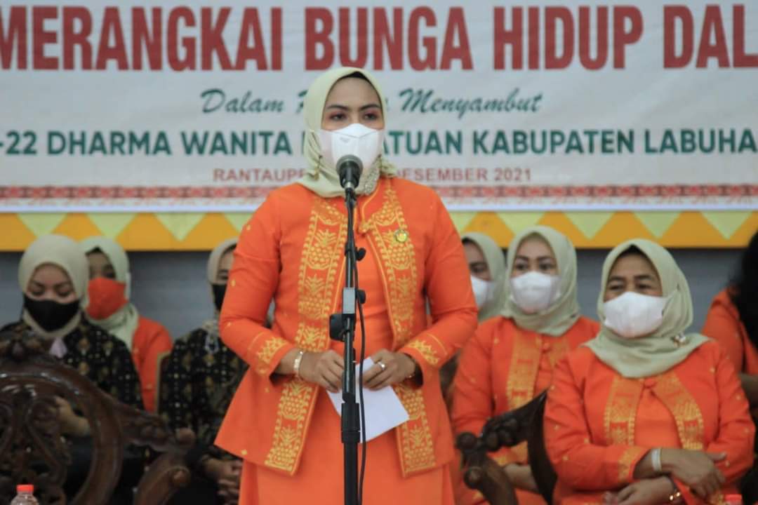 dr.Hj.Maya Hasmita Sp.OG   buka perlombaan merangkai bunga hidup dalam pot pada HUT DWP ke 22 Tahun 