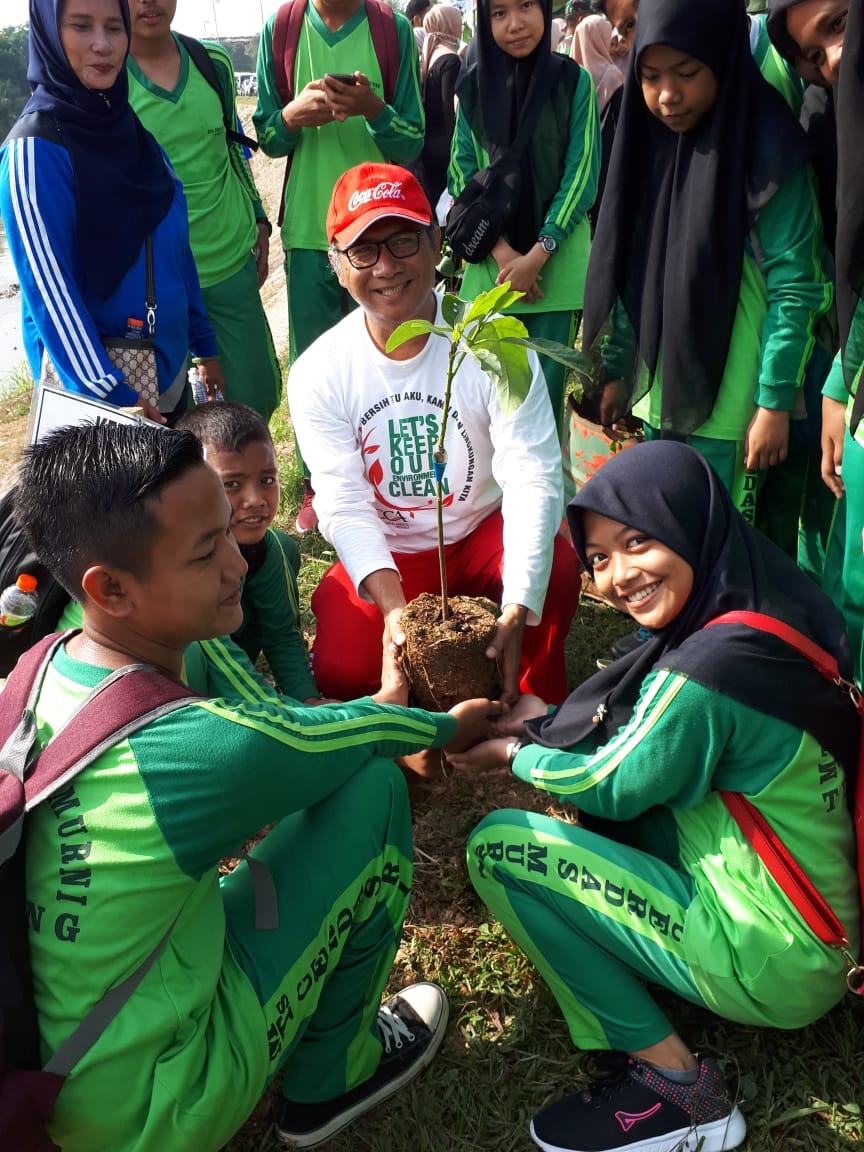Coca Cola Amatil Indonesia Medan Tanam 5000 Pohon Di Pinggiran Bantaran Sungai Deli