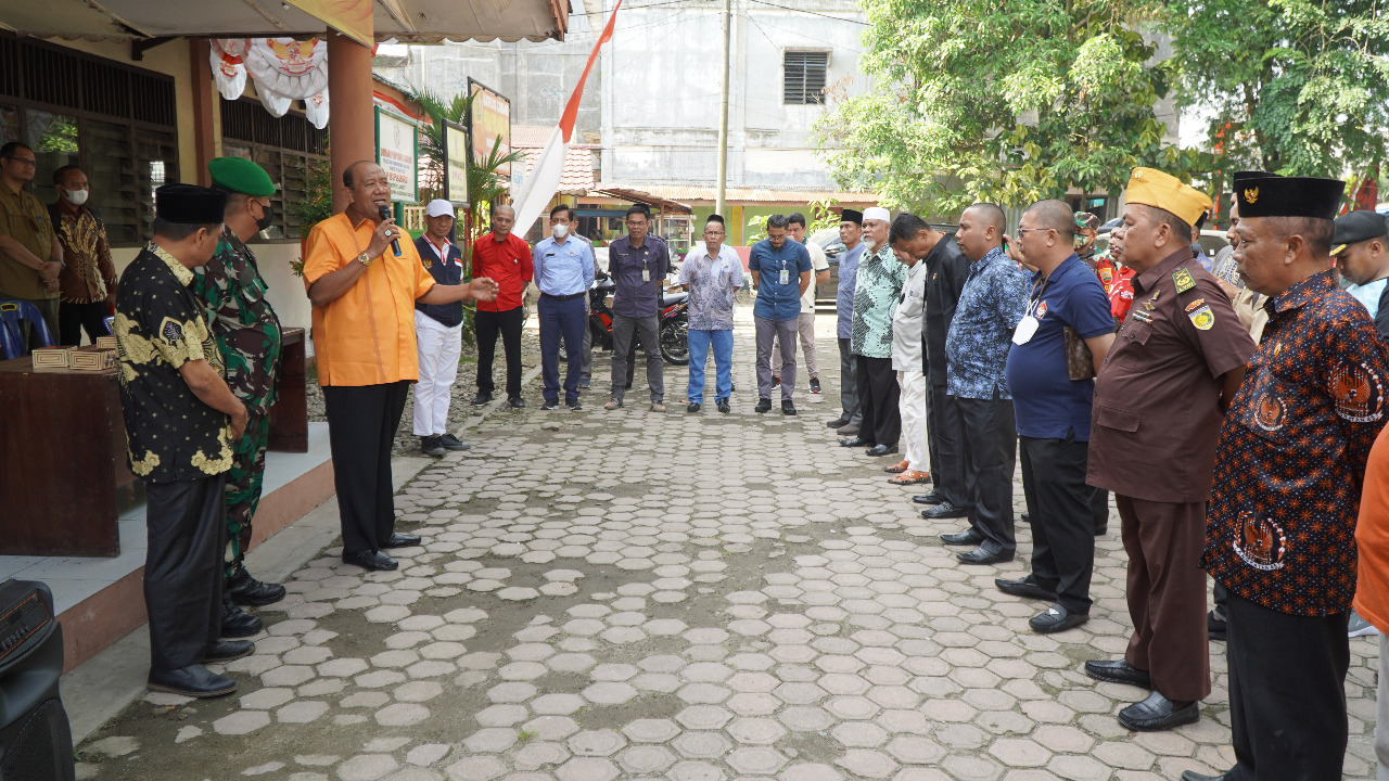 Syah Afandin membagikan Bendera Merah Putih kepada Masyarakat