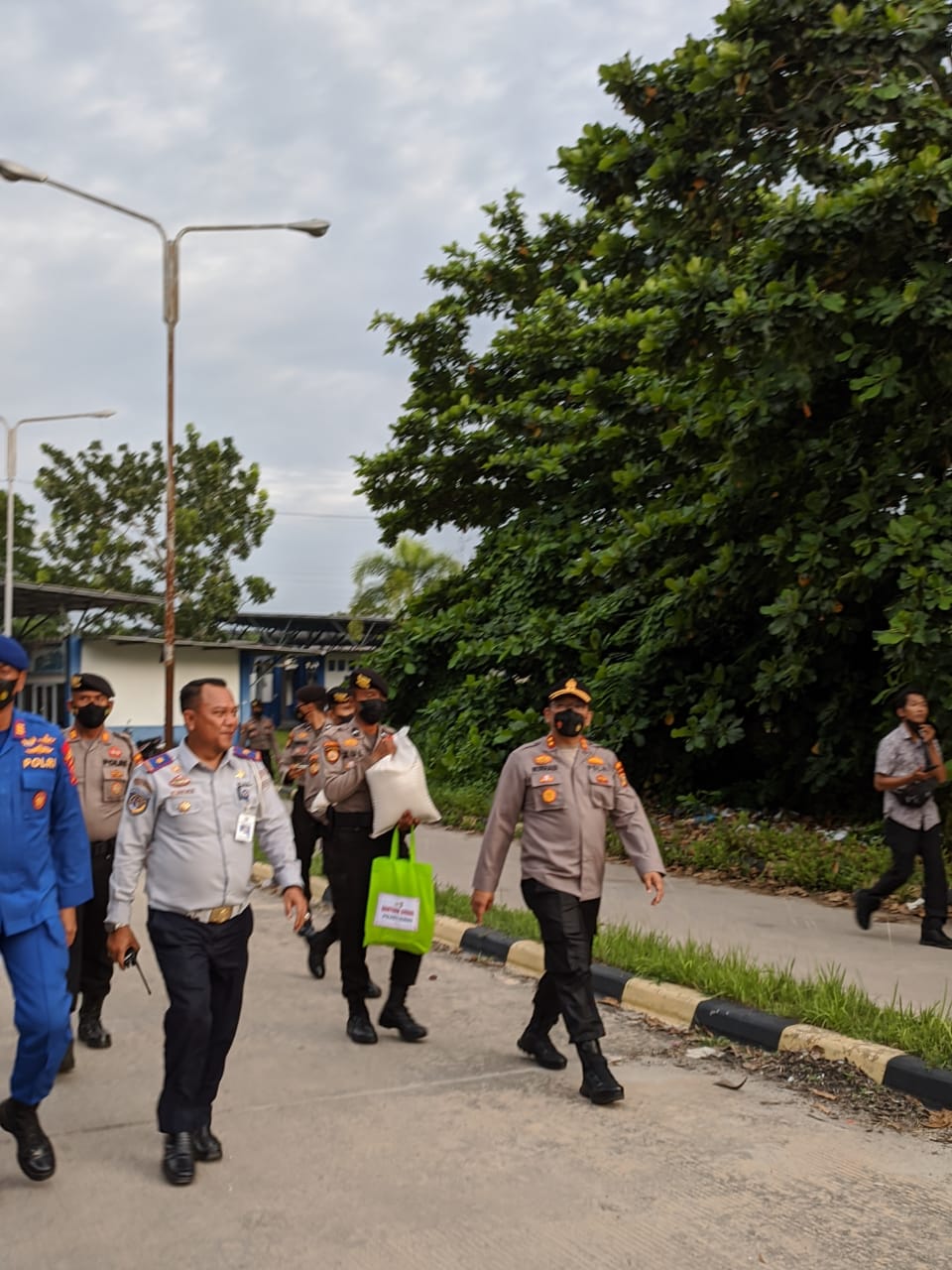 Polres Dumai Bagikan Paket Sembako kepada Masyarakat Terdampak Penyesuaian Kenaikan BBM Bersubsidi