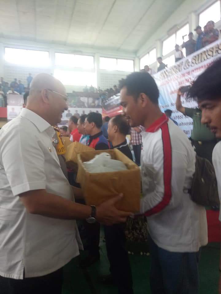 Pemko Medan membagikan 1500 paket sembako kepada para buruh di Kota Medan