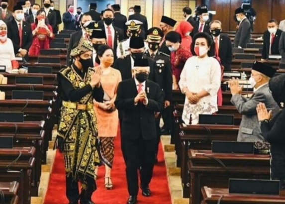 Presiden Jokowi Sampaikan Pidato Kenegaraan dengan Mengenakan Pakaian Adat NTT